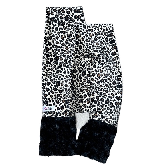 Leopard Scarf with hand warmers - Picture 2 of 4